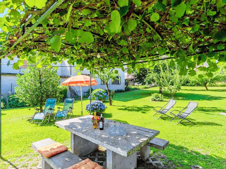 Fully equipped charming vacation home with barbecue, patio & yard | Mountain view | Pets allowed — photo 2