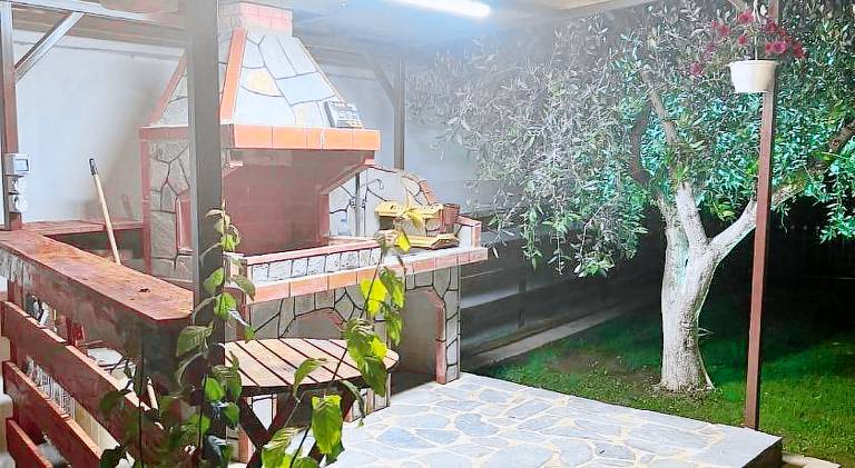 Apartment with terrace & yard — photo 5