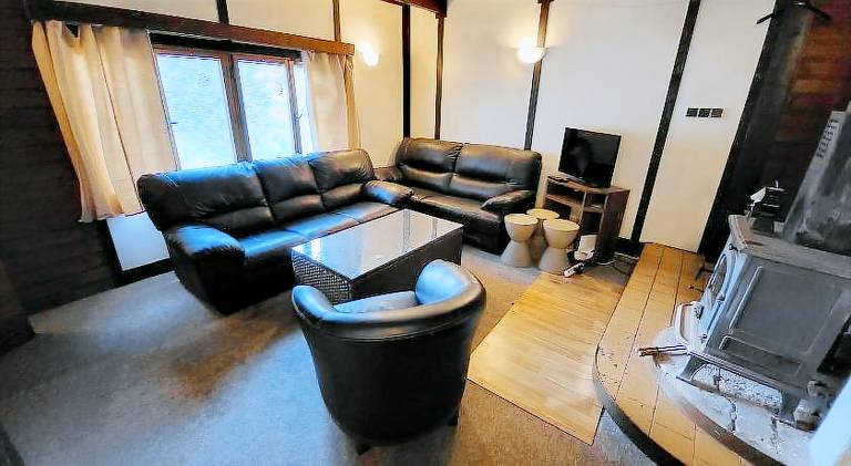 Lodge with terrace, barbecue & yard — photo 3