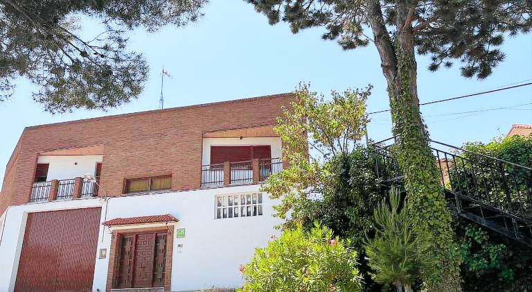 Vacation home with garden, BBQ & private pool — photo 4