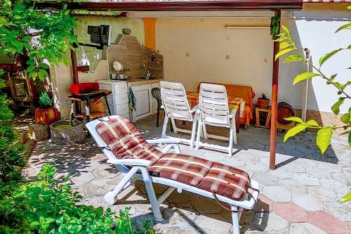 Rental apartment with terrace & yard — photo 4