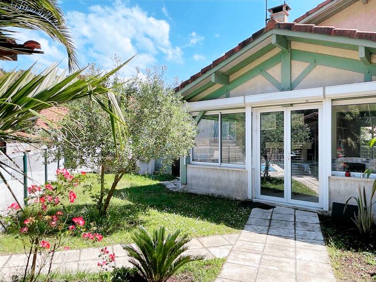 Fully equipped villa with grill, private pool & yard | Beach nearby | Pets allowed — photo 4