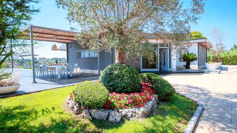 Villa with garden, private pool & barbecue | Pool view | Good for workation — photo 4