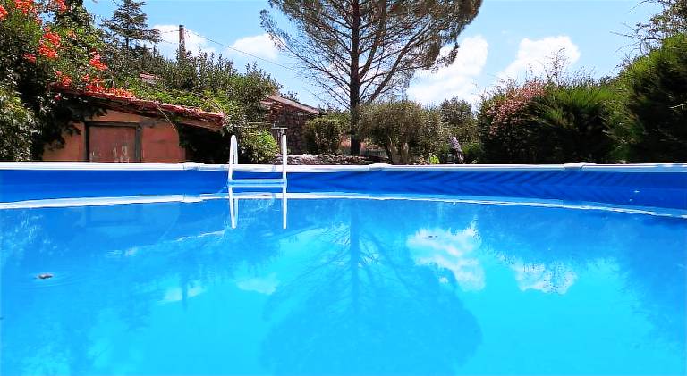 House with pool — photo 3