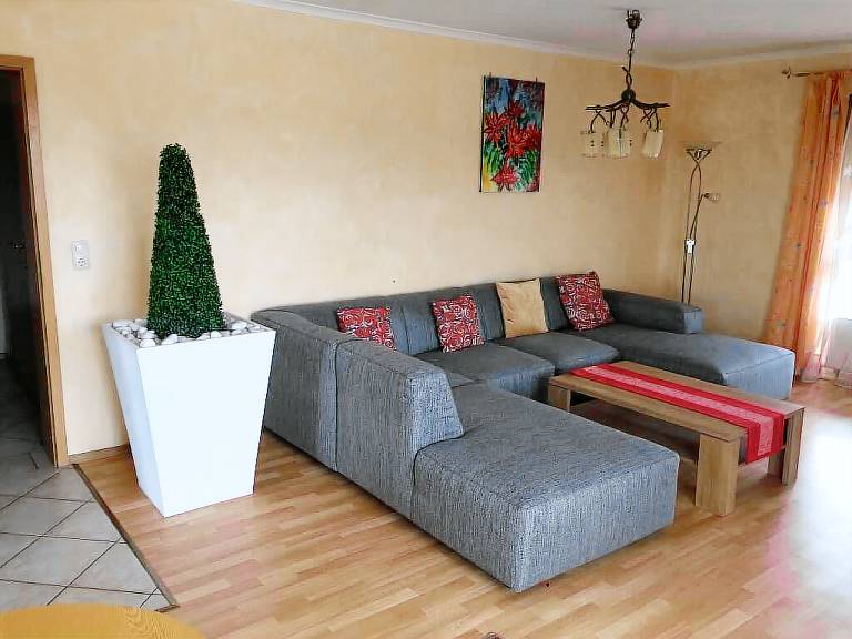 Holiday apartment with patio & garden — photo 3