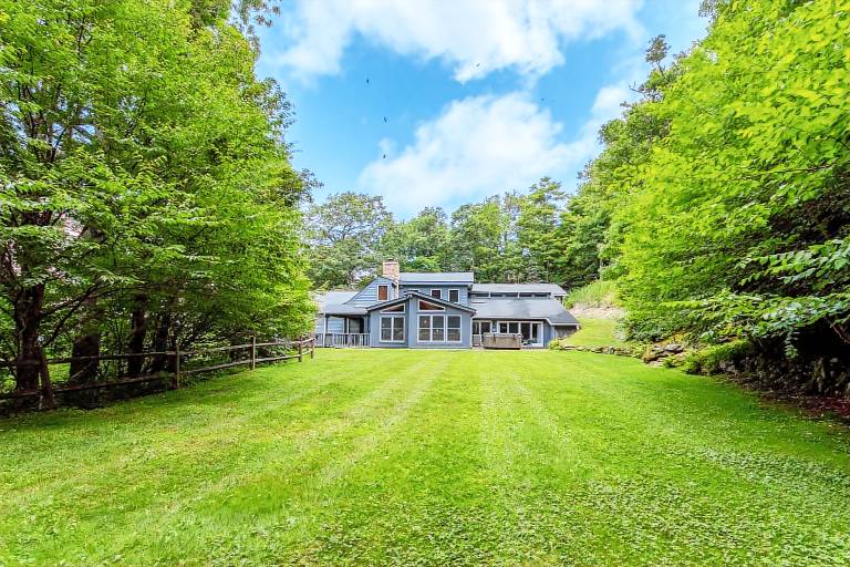 Hearthstone- AppSki Mtn home with it all: Hot tub, game room, fire pit, pets! in Boone, NC