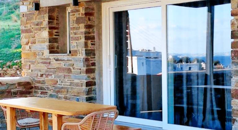 Vacation home with terrace in Tinos