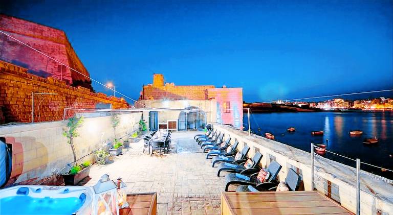 Ample villa with pool & jacuzzi | Near Lower Barrakka Gardens | Pets allowed — photo 3