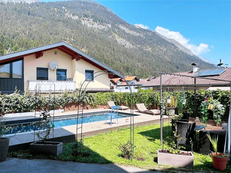 Fully equipped pleasant rental apartment with sauna, pool & yard | Perfect for remote work | Dogs allowed in Hall In Tirol