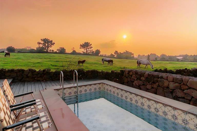 Jeju BongseongNoeuldam Pool Villa