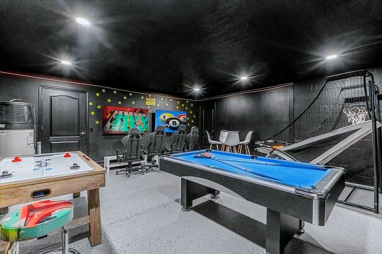 Vacation home with hot tub, BBQ & garden — photo 2