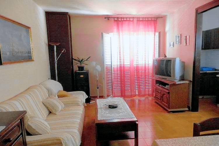 Holiday apartment with patio & barbeque | Sea view — photo 2