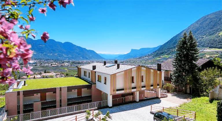 Serviced apartment with pool, BBQ & patio in Marlengo