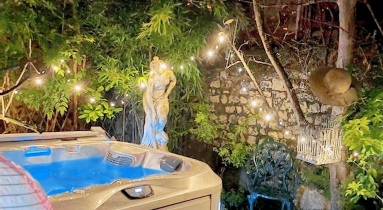 Chambres d'hotes le nid du phare avec option jacuzzi prive in Honfleur