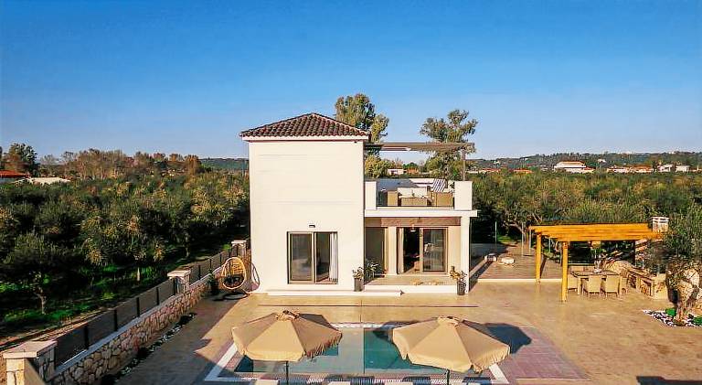 Villa with barbeque, private pool & terrace — photo 3