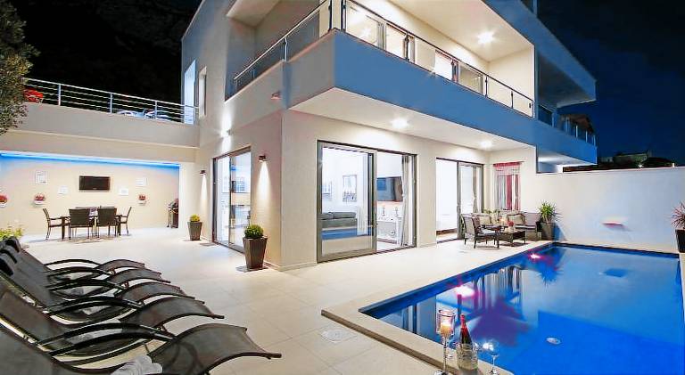 Ample vacation home with pool | Pet-friendly in Tucepi