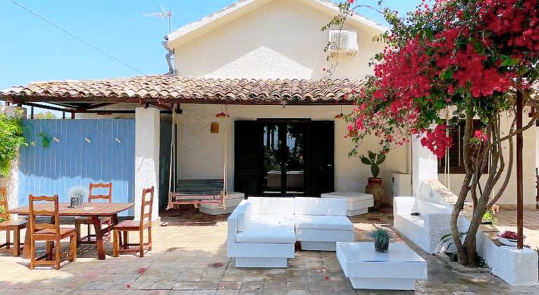 House with yard, patio & barbeque — photo 2