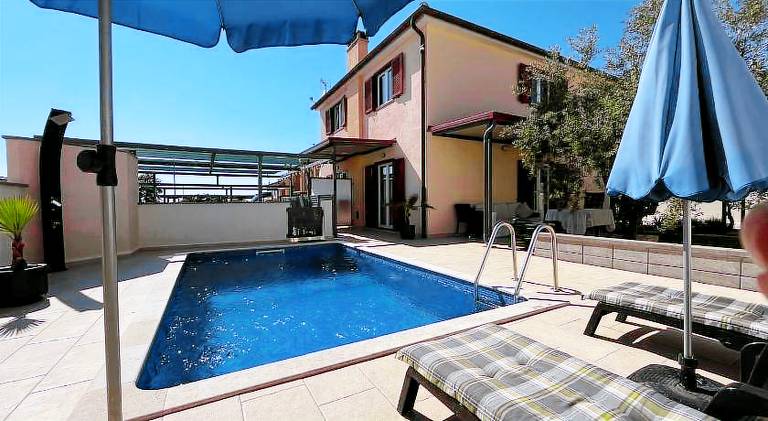 Vacation home with pool — photo 2