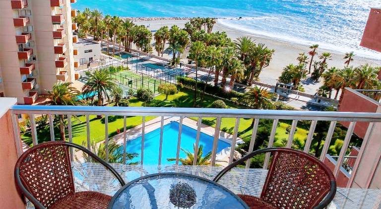 Rental apartment with yard, terrace & private pool in Almunecar