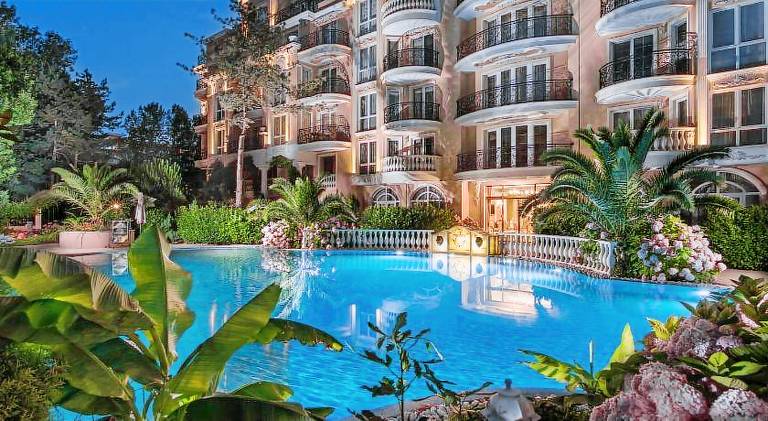Family-friendly apartment with yard, pool & hot tub | Pets are welcome — photo 3
