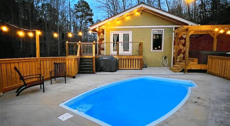 Fabulous 4Bed 3 bath Cottage Pool Hot tub Games in Gatlinburg, TN