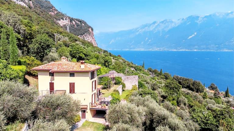 Holiday Home 'House with Great Lake and Mountain View' with Lake View, Private Pool and Wi-Fi in Gargnano