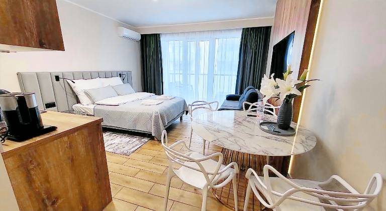 Apartment with hot tub & pool — photo 2