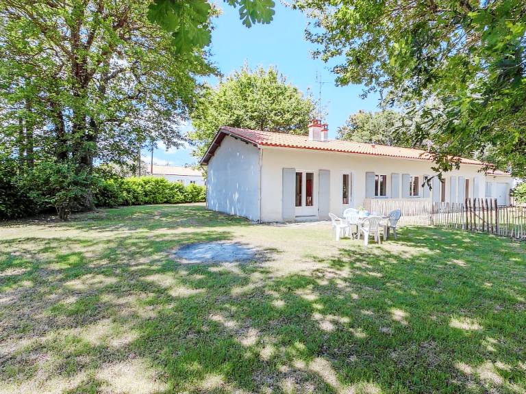 Vacation home with yard | Pets are welcome — photo 2