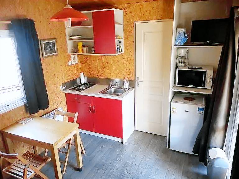 Camping-Caravaneige l'Iscle de Prelles - Chalet Confort Type Modulo 18 - 18 m² / 1 bedroom - sheltered terrace 15 m² 4 people — photo 3