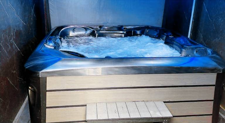 House with jacuzzi in Manchester