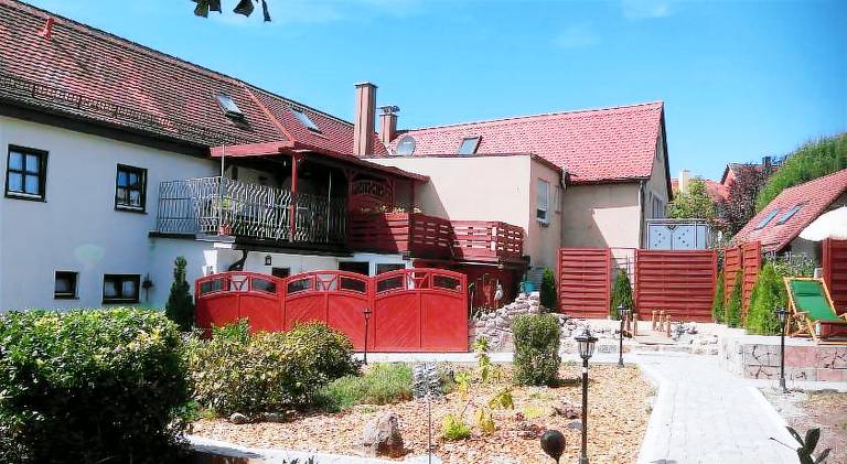 Rental apartment with patio, yard & barbeque — photo 3