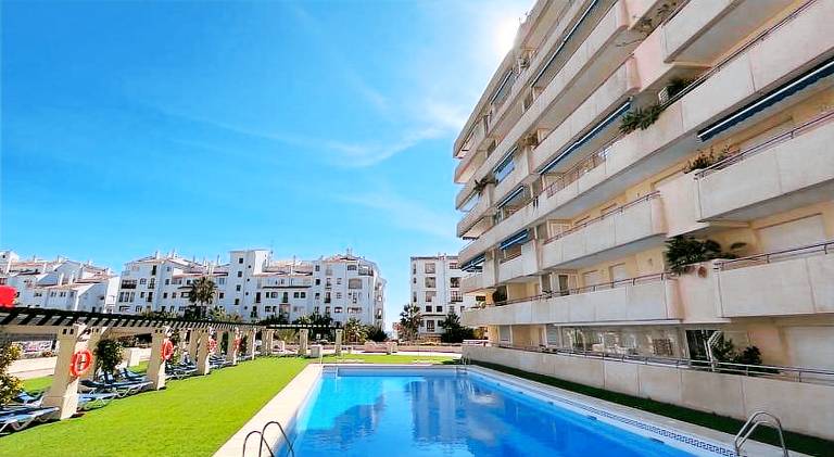 MARBELLA HOME RENTALS - Marina Banus, Puerto Banus, Cozy 2BR, parking & pool — photo 3