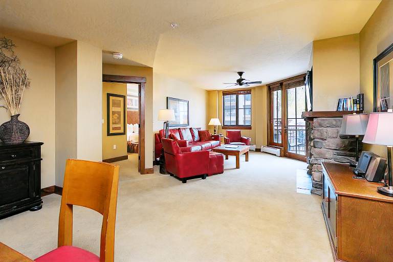 Family-oriented condo with fast internet, jacuzzi & heated pool | Mountain view | Close to the ski | Dogs allowed — photo 2