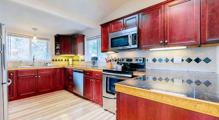 Vacation home with hot tub — photo 4