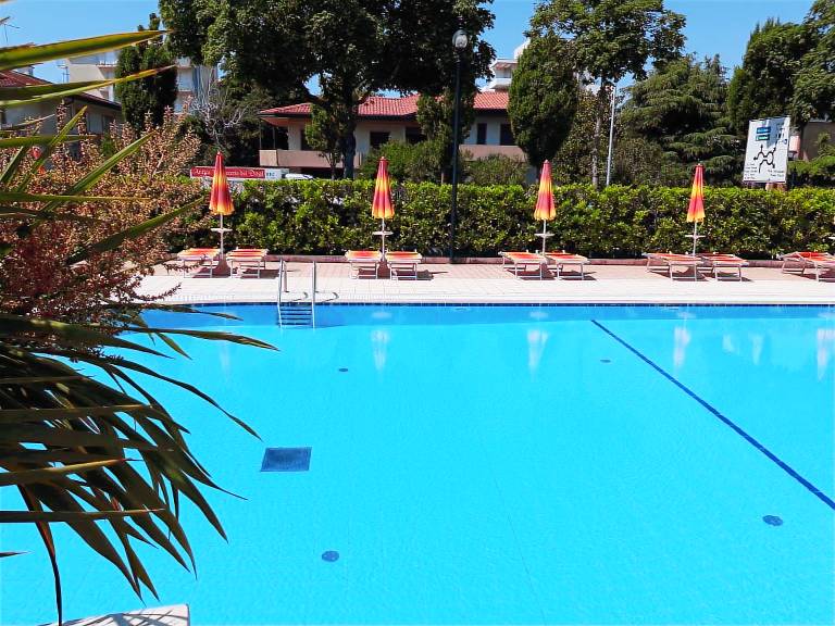 Holiday apartment with terrace & pool — photo 2