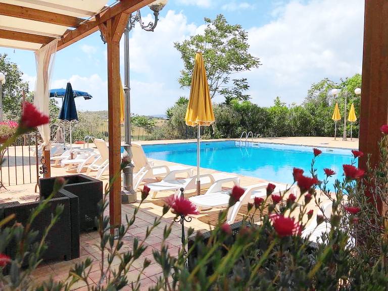 Family-friendly pleasant vacation home with barbecue, jacuzzi & pool | Pets allowed — photo 3