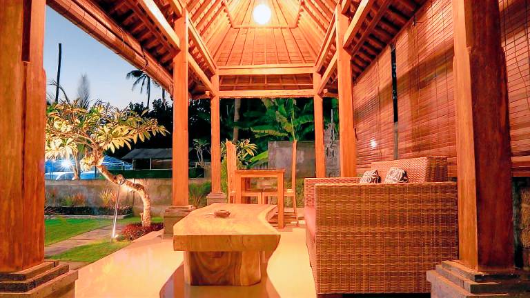 Serviced apartment with patio, garden & pool | Close to the beach | Perfect for remote work | Pets are welcome — photo 3