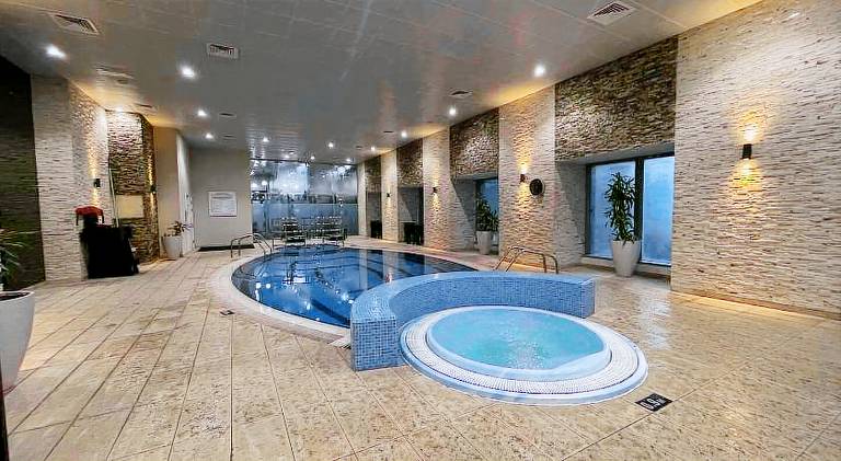 Fully equipped rental apartment with hot tub & private pool | Beach nearby | Pets allowed — photo 5
