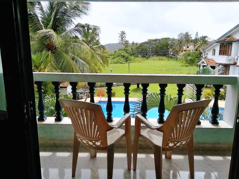 Villa with yard & pool — photo 4