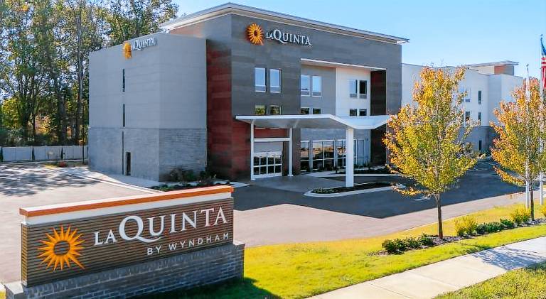 La Quinta Inn & Suites by Wyndham Olive Branch — photo 2