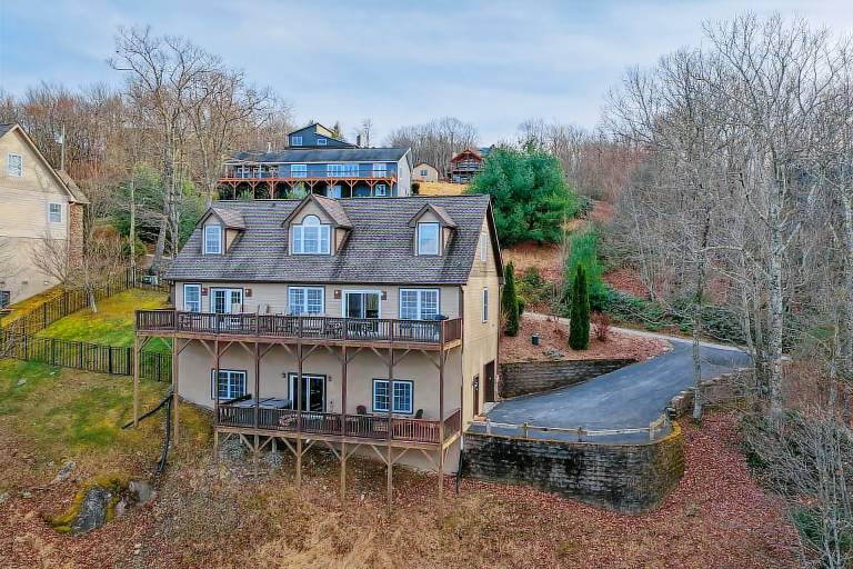 Blue Ridge View Cabin: Hot Tub, Pool Table, Pet-Friendly, Near Blowing Rock & Parkway — photo 4