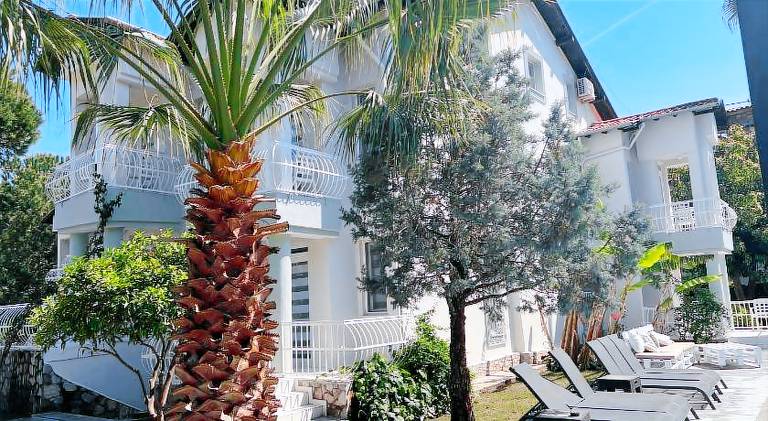 Serviced apartment with patio, yard & pool — photo 5