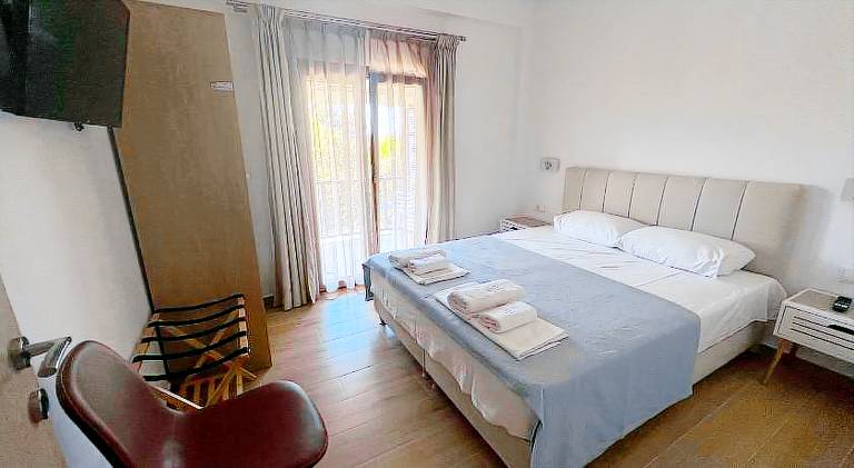 Serviced apartment with pool & terrace — photo 2