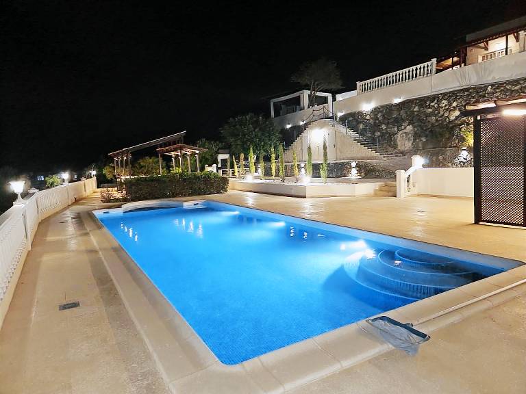 Vacation Villa 'Cool 4-bedroom with Sea Views' with Sea View, Wi-Fi and Air Conditioning — photo 2