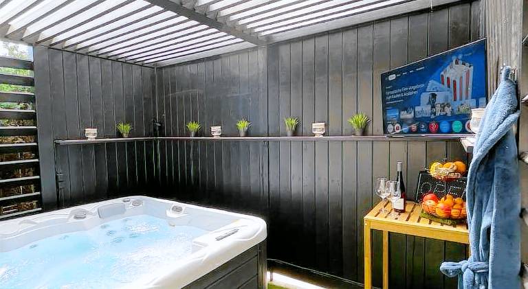 Holiday apartment with jacuzzi — photo 4