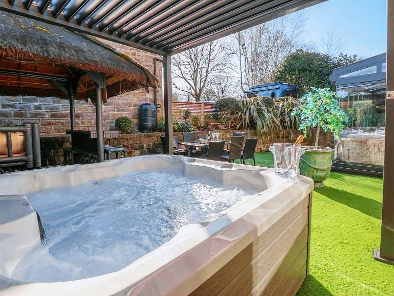Cottage with hot tub, grill & yard | Beach view — photo 3