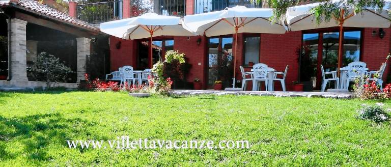 Villa with yard & barbeque | Garden view — photo 2