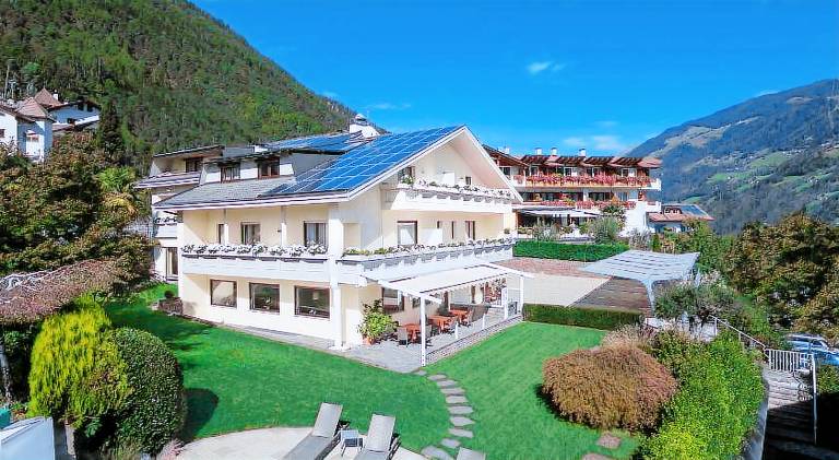 Serviced apartment with patio, garden & pool | Dogs allowed in Marlengo