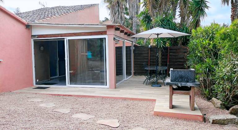 Beautiful vacation home with barbecue, terrace & yard | Pets allowed — photo 5