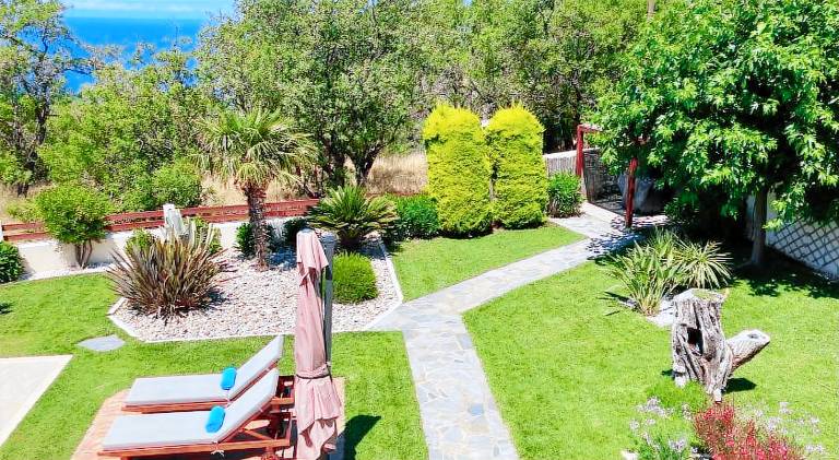 Villa with yard, barbeque & private pool — photo 4